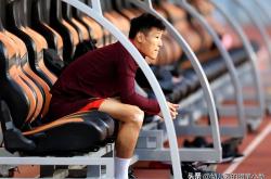 关于武磊重伤倒地，本泽马全队围拢祈祷，场面感人的信息