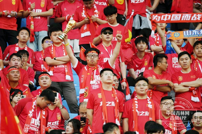 比赛现场观众热情高涨,为双方加油助威的句子