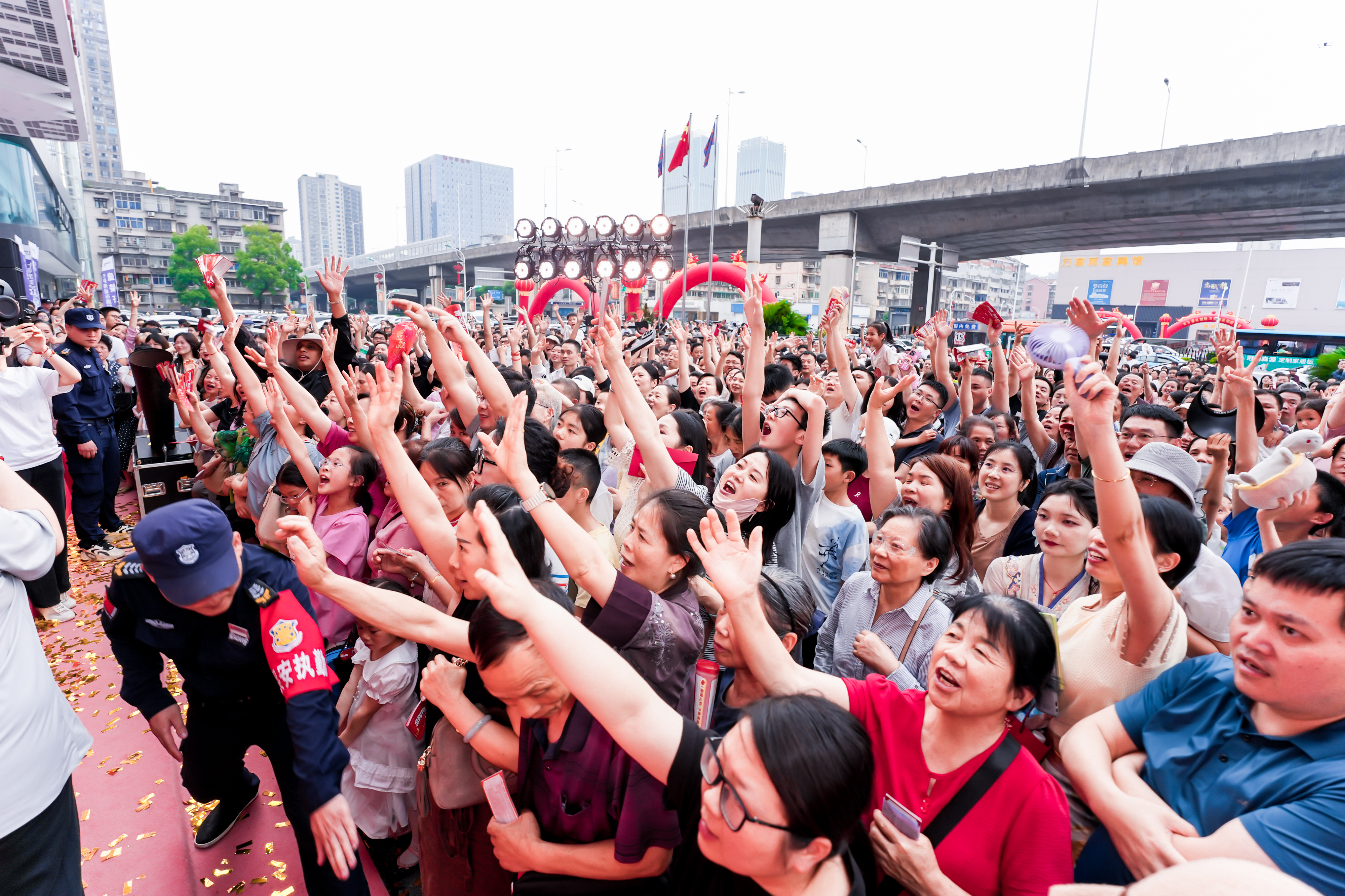 比赛现场观众热情高涨,为双方加油助威的句子